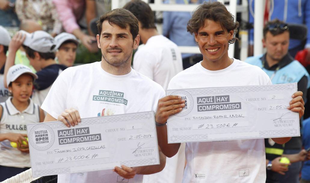 Casillas e Nadal mostrano gli assegni a favore della Fondazione Casillas (Epa)